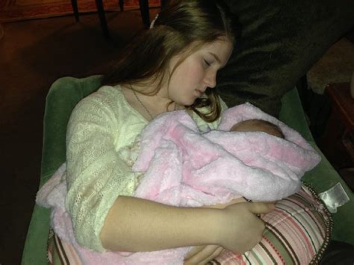 Lady stunned as she discovers boyfriend is sleeping with his cousin