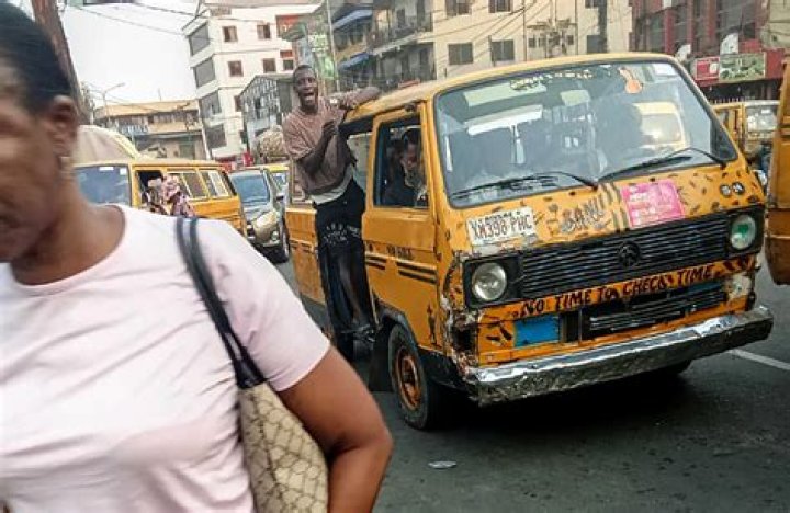 Mad Melon: Massive turnout in Ajegunle as late Danfo Drivers star is escorted to mortuary