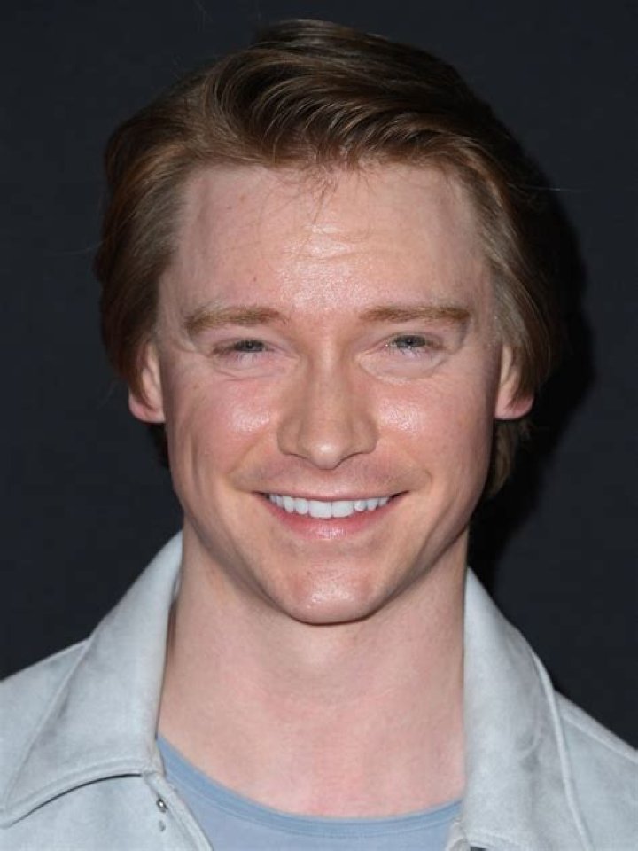 Calum Worthy bio: age, height, net worth, movies and TV shows