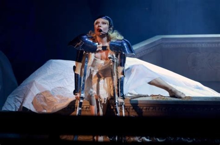 “Nothing Can Stop the Vibe”: Reactions as Clip of Lady on Crutches Going Gaga to Davido’s Song Goes Viral