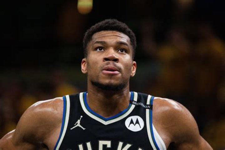 Man Sells Fake Jersey of Giannis Antetokounmpo for N7k to NBA Star at Balogun Market in Video