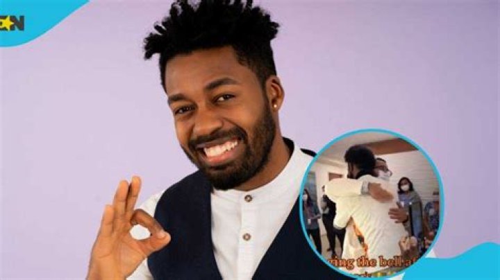 Man Breaks Down in Tears as He Rings Bell in Triumph over Cancer, Video Moves Netizens