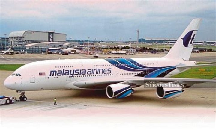 Malaysian airline mogul Fernandes delays retirement