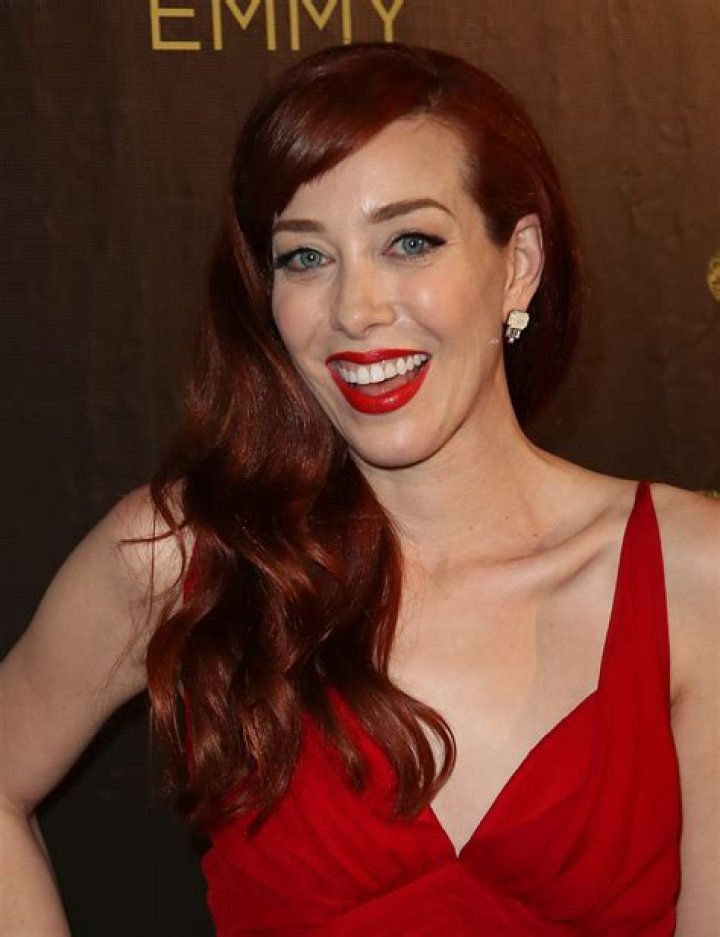 Alie Ward Ologies, Bio, Wiki, Age, Height, Husband, Books, Salary, and Net Worth