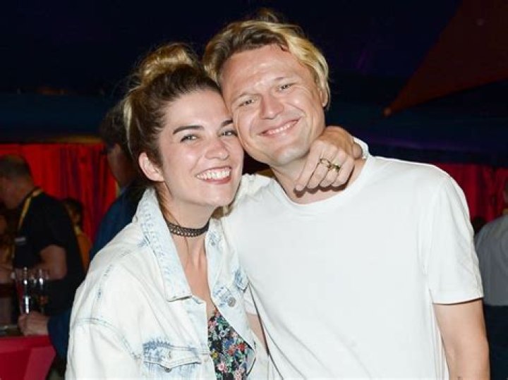 Explore Annie Murphy’s Relationship with Her Husband of 10 years