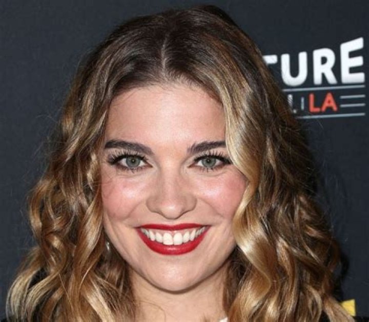 Annie Murphy Net Worth – How Much is Annie Murphy Worth?