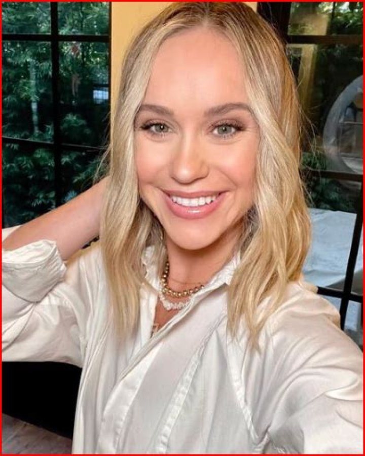Becca Tobin Net Worth – How Much Is Becca Tobin Worth?