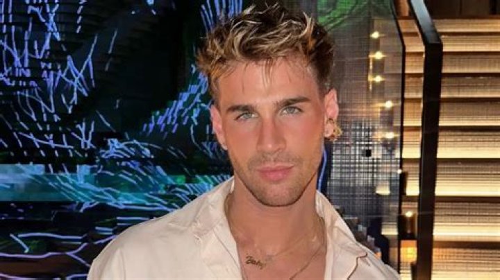 Is Brad Mondo Currently Dating? Asks for Dating Advice on Instagram