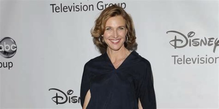 Brenda Strong Net Worth