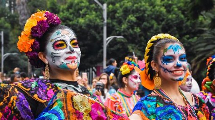 How Día de los Muertos Differs From Halloween — and How to Celebrate It