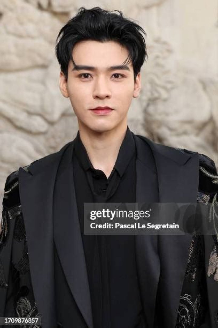 Is Gong Jun Gay? Girlfriend And Relationship Timeline