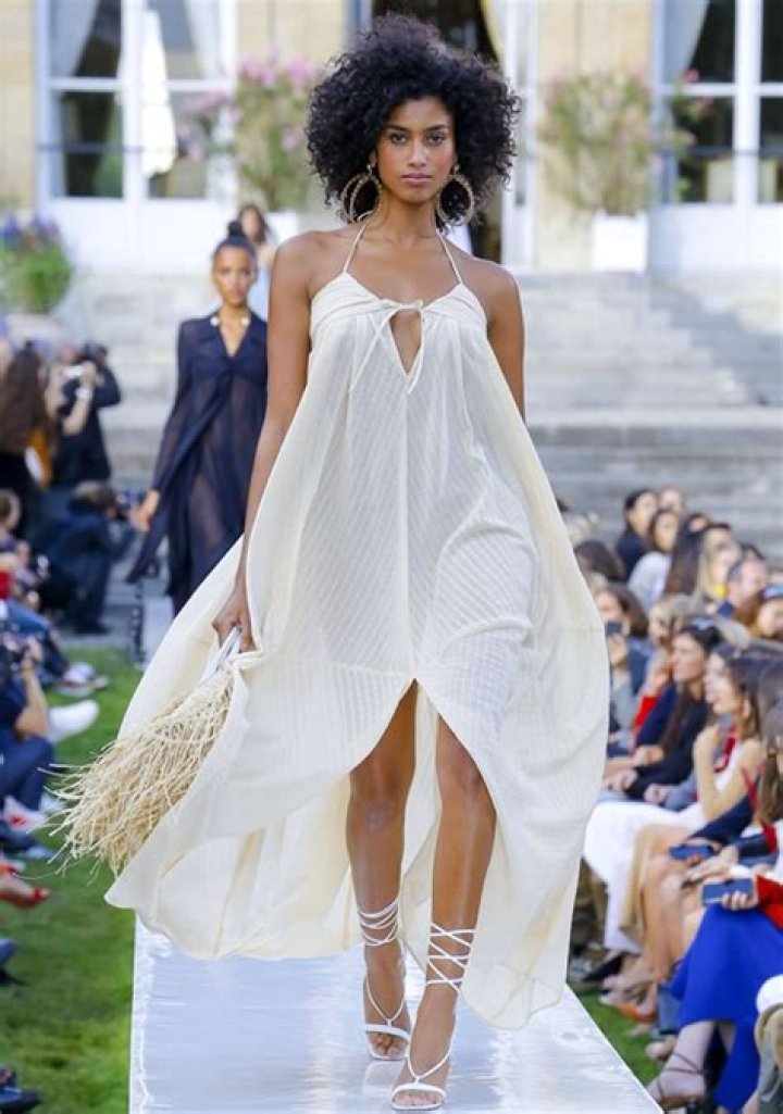 How tall is Imaan Hammam