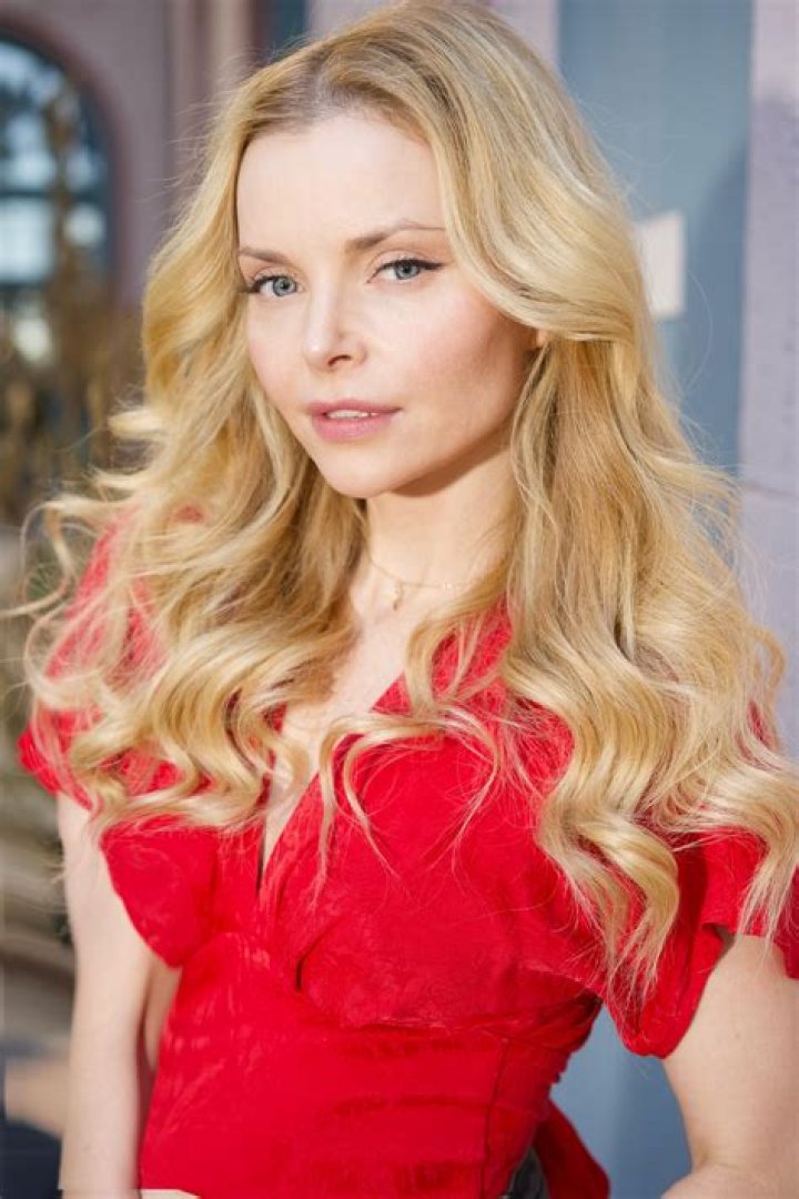 Izabella Miko – Biography, Facts & Life Story