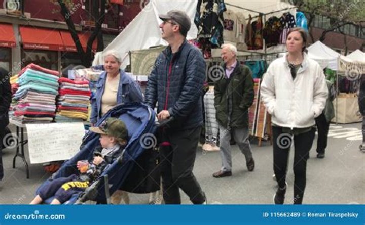 John Oliver Family – See What His Parents And Sister Do Now?