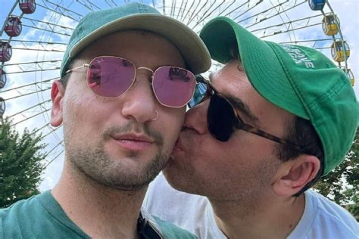 Jon Lovett Crooked Media, Bio, Wiki, Age, Height, Parents, Ronan Farrow, Pod Save America, Obama, Salary, And Net Worth