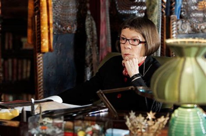 Linda Hunt Net Worth – How Much is Hunt Worth?