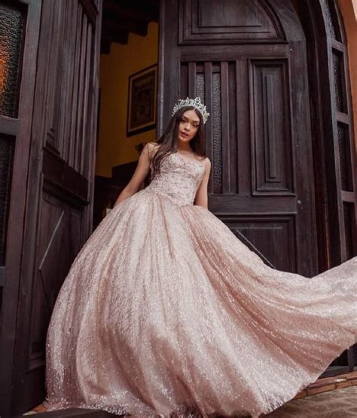 Mia Salinas Net Worth