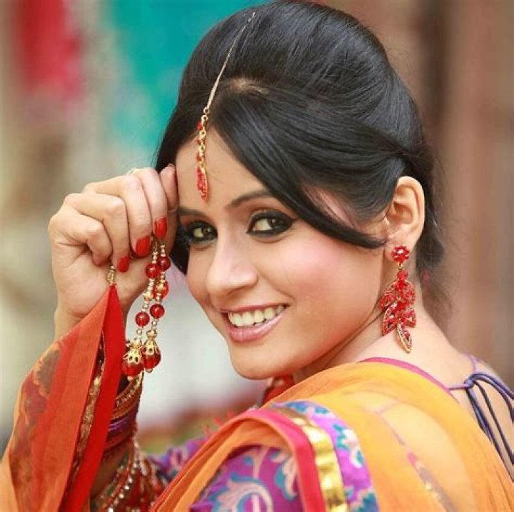 Miss Pooja – Biography, Facts & Life Story