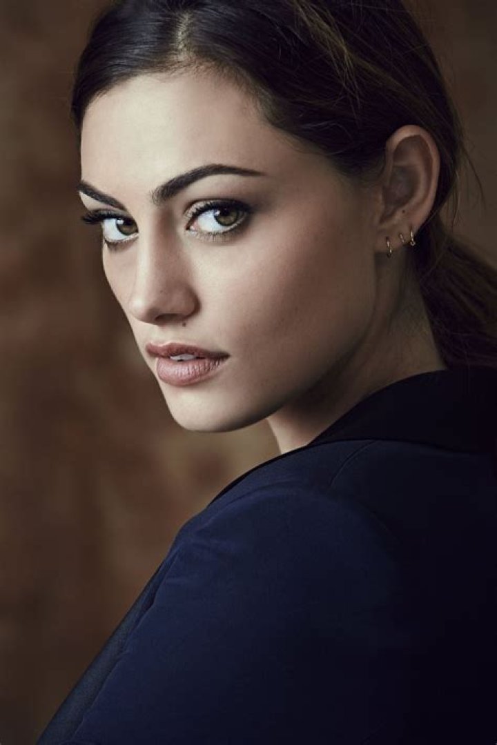 Phoebe Tonkin Movies, Bio, Wiki, Age, Dating, Vampire Diaries, and Net Worth