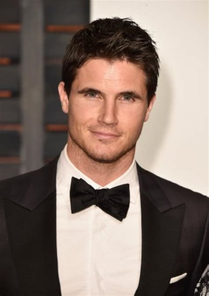 Robbie Amell – Biography, Facts & Life Story