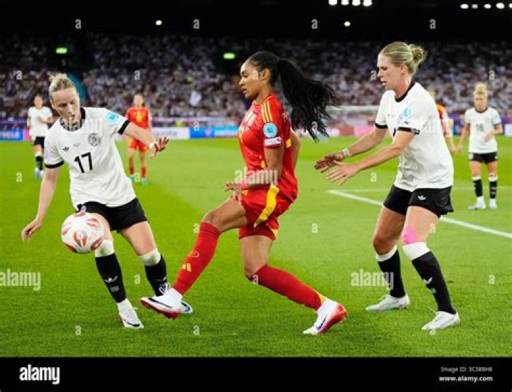 Salma Paralluelo is Lesbian or Straight? Partner, Boyfriend, Age, Bio, Wiki, Career, Spanish Woman’s National Team