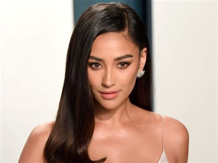 Shay Mitchell Height, Weight, Age, Husband, Biography, Family & More