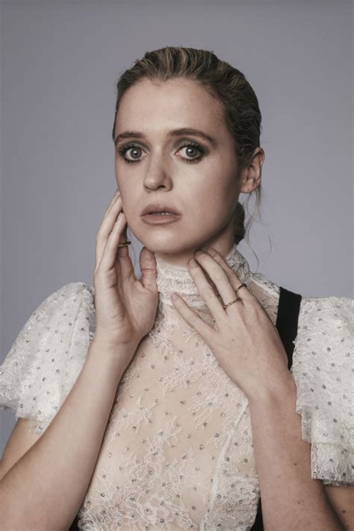 Sofia Oxenham Estimated Net Worth, Age, Affairs, Height, Dating, Relationship Stats, Salary as well as short Biography with top 10 popular facts!