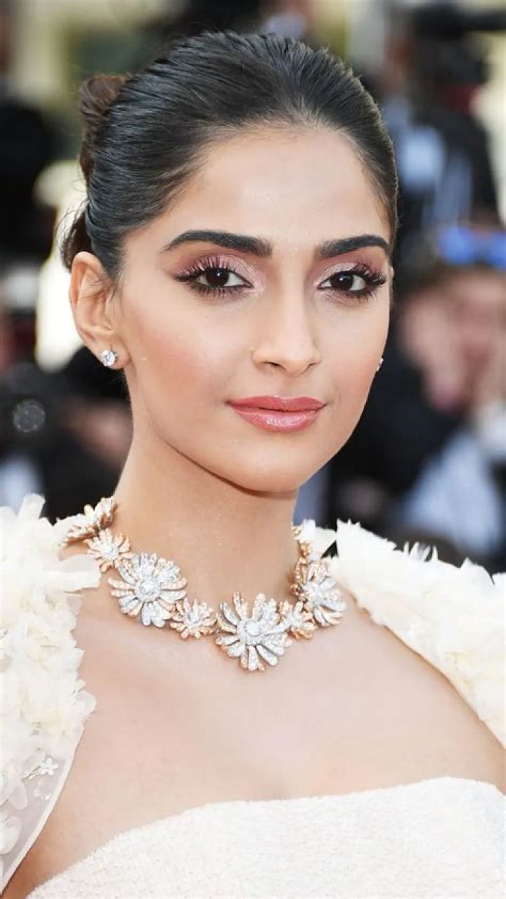 Sonam Kapoor Net Worth – How Much is Kapoor Worth?