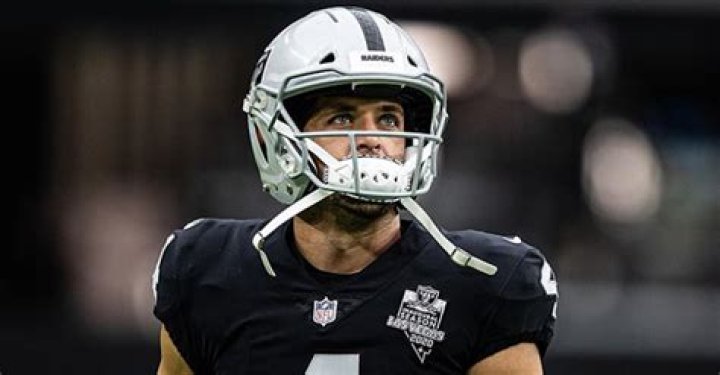 Why Does Derek Carr Wear Eyeliner? Behind Those Luscious Lashes