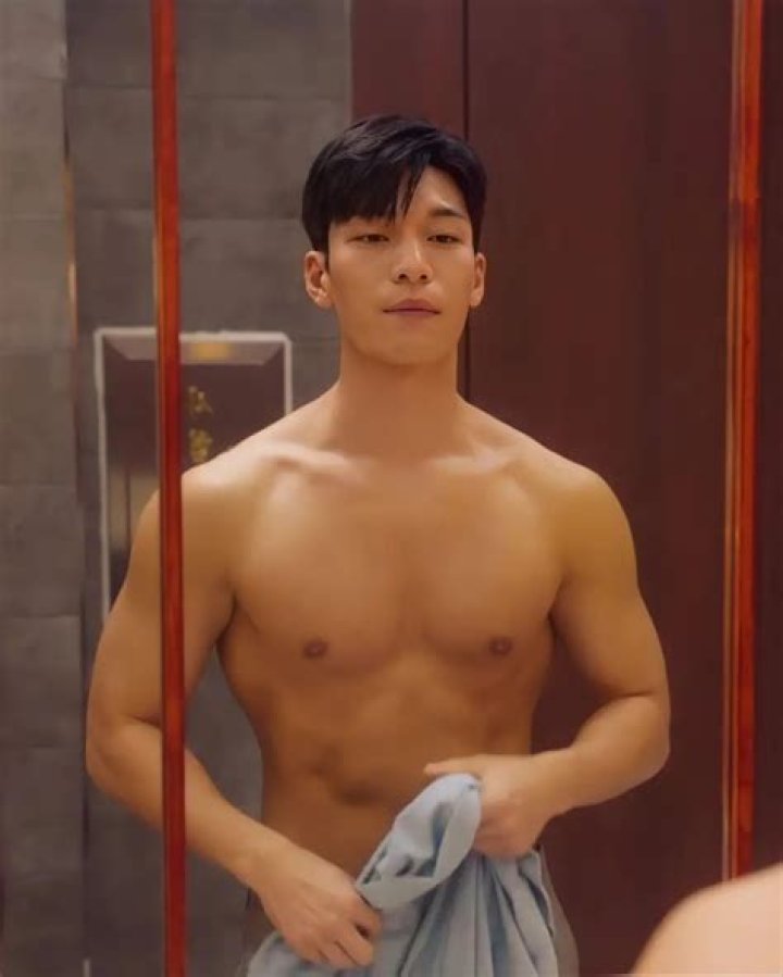 Fans React After ‘Squid Game’ Wi Ha-joon Goes Shirtless To Flaunt Washboard Abs (Photos)